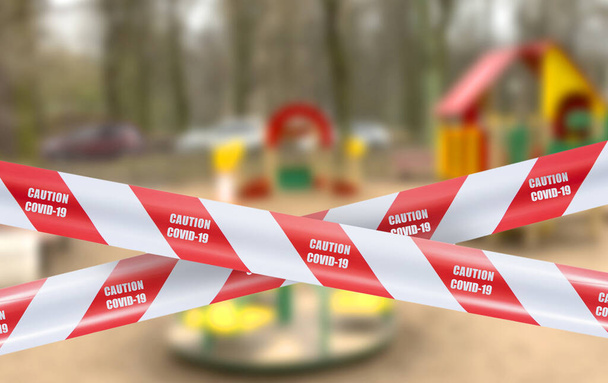 červená a bílá výstražná páska covid-19 varování před rozmazaným dětským hřištěm ve veřejném parku, koncepce karantény, izolace města  - Fotografie, Obrázek
