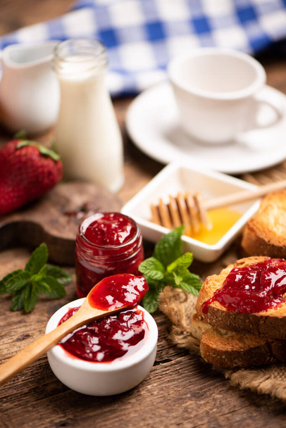 Frische Erdbeermarmelade mit Brot zum Frühstück aus nächster Nähe - Foto, Bild