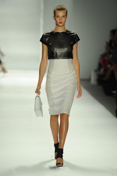 Model at Milly By Michelle Smith fashion show - Foto, Imagen
