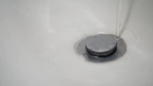  Woda w toalecie spłukiwanej z orzeźwiającym. - Materiał filmowy, wideo