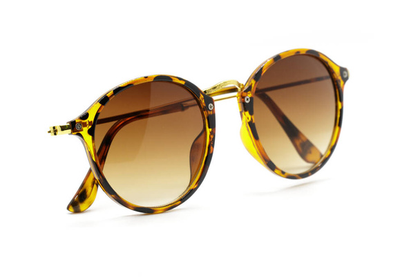 Imagen de gafas de sol modernas de moda aisladas sobre fondo blanco, gafas
. - Foto, imagen