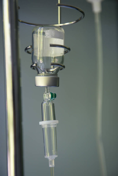 Salztröpfchenständer. Flasche mit Lösung zur intravenösen Verabreichung eines Medikaments - Foto, Bild