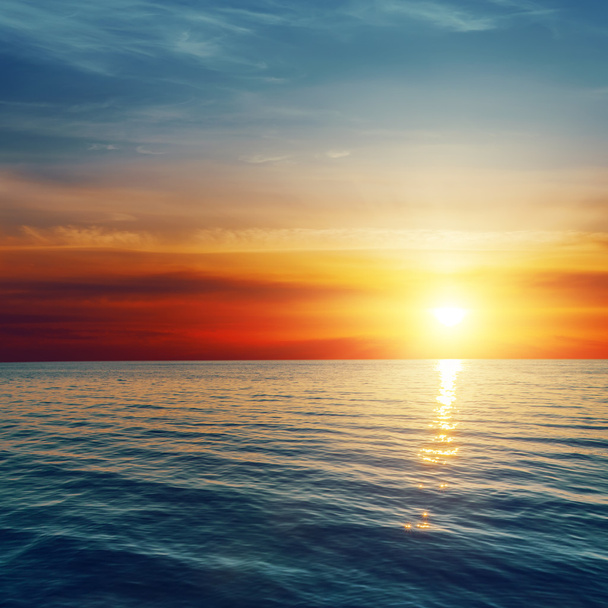 guter roter Sonnenuntergang über dem dunklen Meer - Foto, Bild