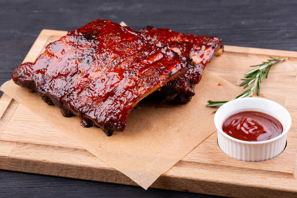 Pork baked ribs with crispy crust, served with ketchup - Foto, immagini