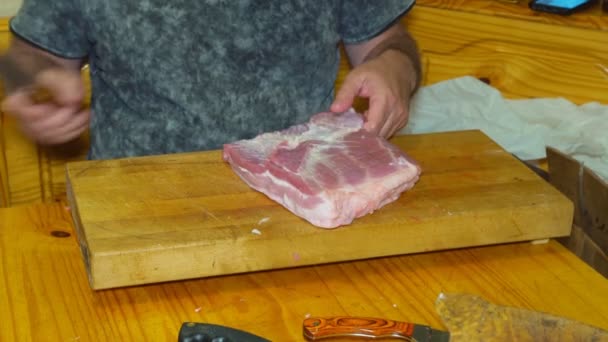 Řezání surové slaniny na dřevěném pozadí - Záběry, video