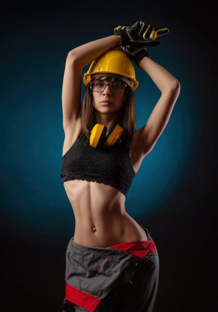 Girl in overalls with a chainsaw - Foto, Imagem