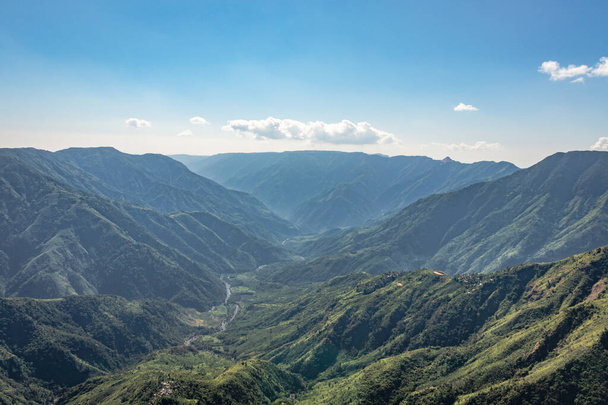 chaîne de montagnes brumeuses couvertes de brouillard blanc et d'une étonnante image du ciel bleu montrant le beau paysage naturel de la chaîne de montagnes. Image prise à latilum pic shillong meghalaya Inde
. - Photo, image
