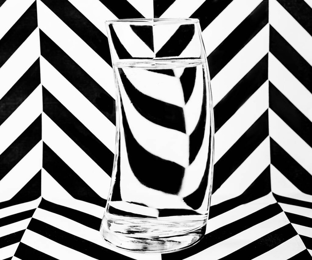 黒と白の背景にガラス水ガラス - 写真・画像