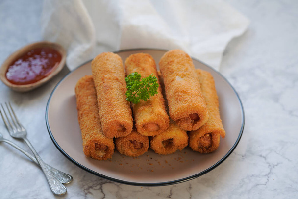 Kiełbasy i ser Francuski tosty Roll Ups / Roti Goreng Sosis Keju - Zdjęcie, obraz