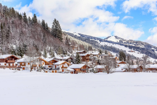 Zimowa wioska śnieżna w Alpach Austriackich, Austria - Zdjęcie, obraz