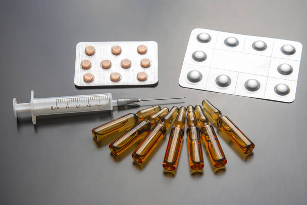 ampollas médicas para inyección, tabletas y jeringa. medicamentos y tratamiento de enfermedades. farmacología y ciencia - Foto, imagen