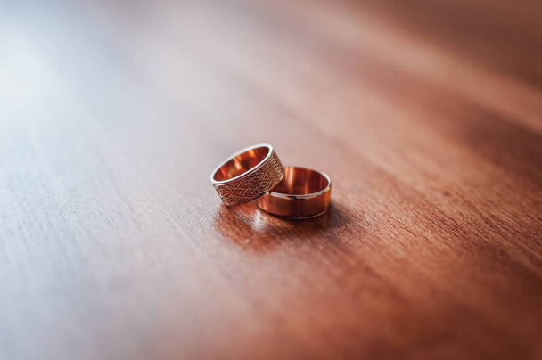テーブルの上の金の結婚指輪のペア - 写真・画像