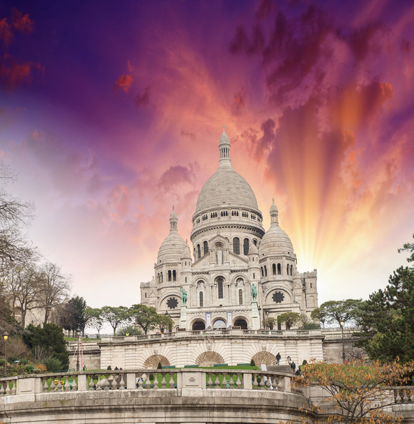 Παρίσι. όμορφη θέα του καθεδρικού ναού της ιερής καρδιάς στη Μονμάρτρη - Φωτογραφία, εικόνα