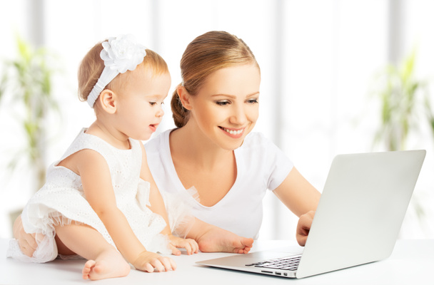 anya és gyermeke otthon dolgozik számítógéppel - Fotó, kép