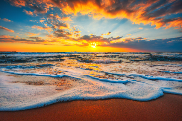 Pláž východ slunce nebo západ slunce nad tropickým mořem a oblohou s mraky - Fotografie, Obrázek
