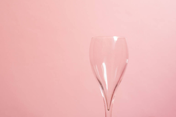 Κύπελλο σε ροζ παστέλ φόντο στην έννοια της κατανάλωσης. - Φωτογραφία, εικόνα
