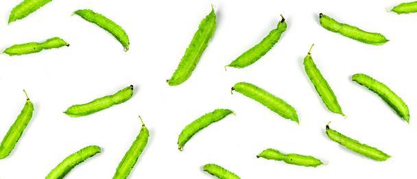 Siivekkäitä papuja valkoisella pohjalla. Kasviksia syödä chili tahna. Vihannekset
 - Valokuva, kuva