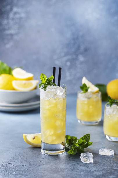 Fresh summer cocktail with lemons, mint and ice, selective focus image - Foto, Imagem