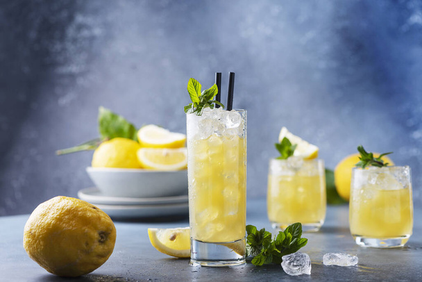 Fresh summer cocktail with lemons, mint and ice, selective focus image - Foto, Imagen