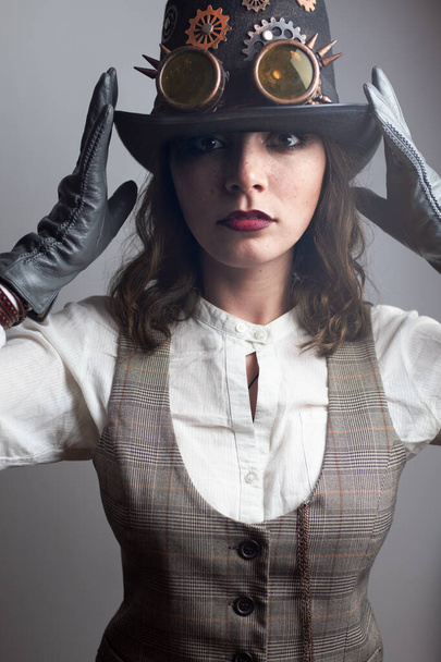 Schwerwiegende viktorianische Steampunk Mädchen Studioporträt  - Foto, Bild