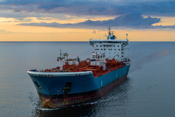 Ф'ючерсний танкер на морі, вид з повітря. Пейзаж на заході сонця
 - Фото, зображення