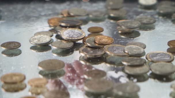 Άνδρας χέρι φθάνοντας στο σεντούκι θησαυρού υποβρύχια συλλογή νομισμάτων - Πλάνα, βίντεο