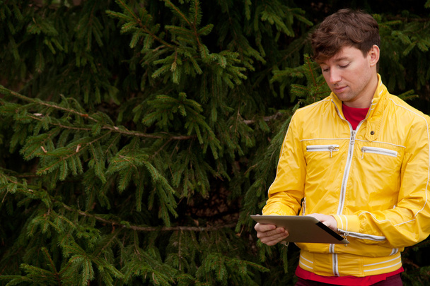Man with tablet - Fotó, kép