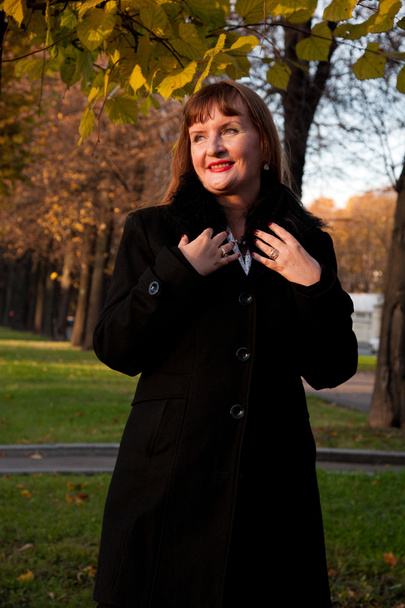 Woman in autumn park - Foto, Bild