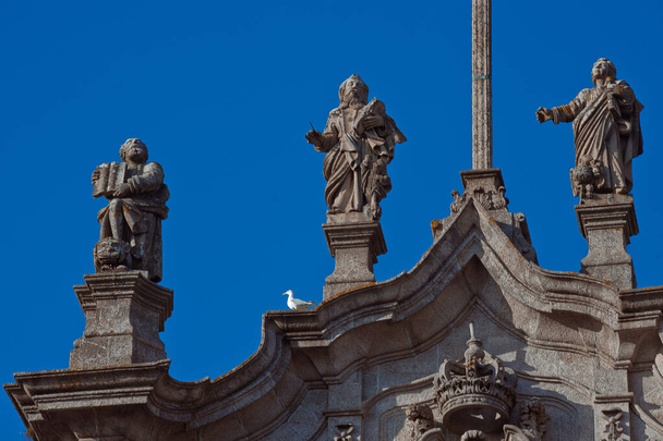 Statue sul tetto di un edificio a Porto
 - Foto, immagini