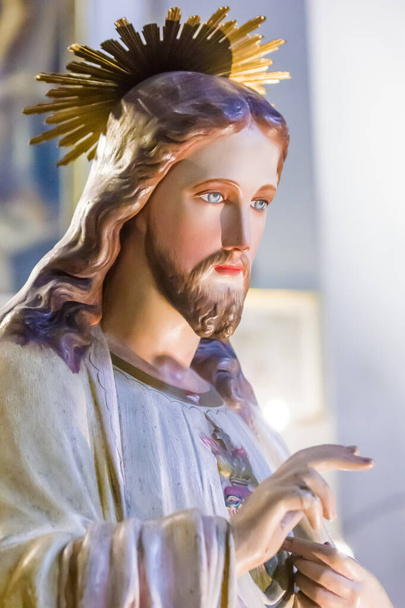 Statue von Jesus Christus und sein Kreuz tot und auferstanden für unser Heil von den Gläubigen angebetet - Foto, Bild