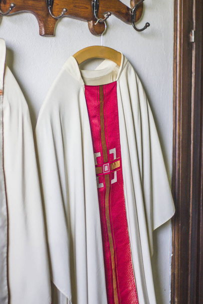 одежда и облачения священника для мессы в старом ризнице церкви - Фото, изображение