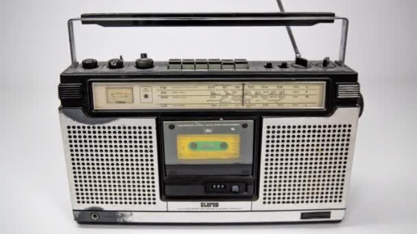 vintage ghettoblaster rádio pohybující se na bílém pozadí - Záběry, video