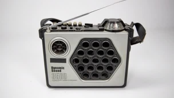 ヴィンテージ・ゲットブラスター・ラジオは白い背景で動き - 映像、動画