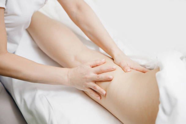 Αντικιρσοί φλεβίτιδα μασάζ ποδιών των νέων γυναικών ομορφιά spa - Φωτογραφία, εικόνα