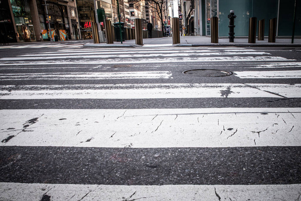 NEW YORK CITY, USA - APRIL 18, 2020:  Empty streets in midtown Manhattan, in New York City along Fifth Avenue during the global Covid-19 Coronavirus Crisis.  - Foto, afbeelding