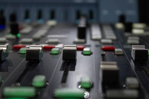 Console de mixage de l'ingénieur du son, gros plan sur les décolorateurs et les curseurs, mise au point sélective, tonification
. - Photo, image