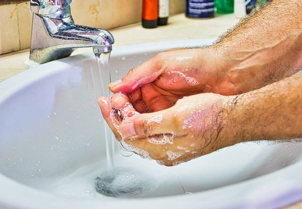 Мыло для мытья рук, чтобы предотвратить эпидемию коронного вируса
. - Фото, изображение