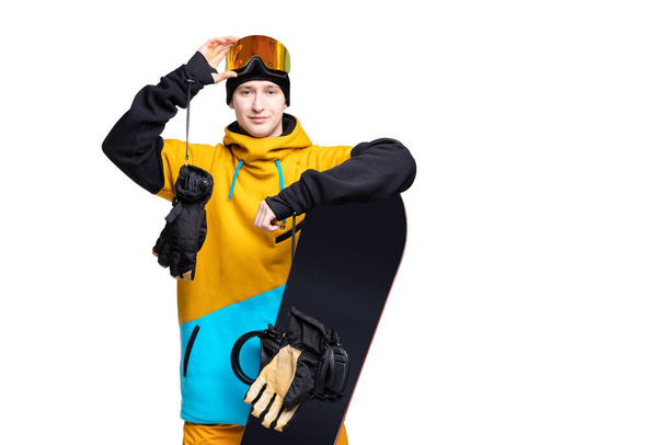 Retrato joven en gafas de seguridad de ropa deportiva con banner de fondo blanco aislado de snowboard
 - Foto, Imagen