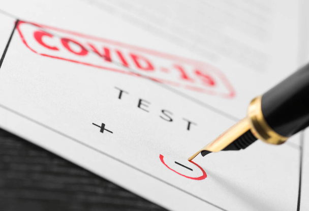 Sigillo di merluzzo bianco19 stampato su un documento medico, test negativo per coronavirus e penna stilografica. Macro sparato
. - Foto, immagini