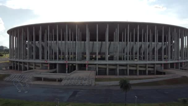 Etunäkymä tyhjälle Mane Garrincha stadionille Brasiliassa
 - Materiaali, video