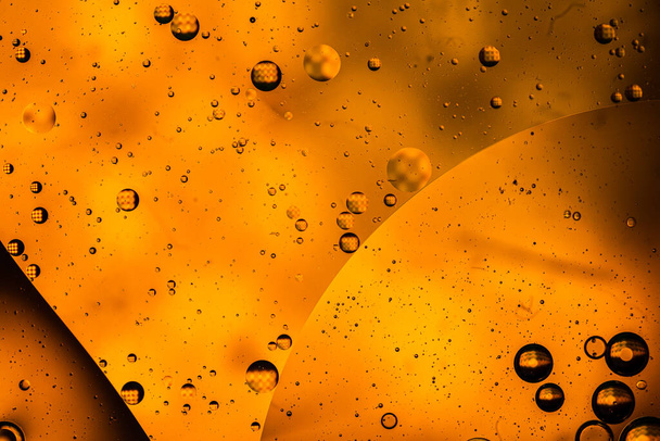 Abstrakcyjne kolorowe tło z kroplami oleju i falami na powierzchni wody. Koncepcja streszczenia - Zdjęcie, obraz