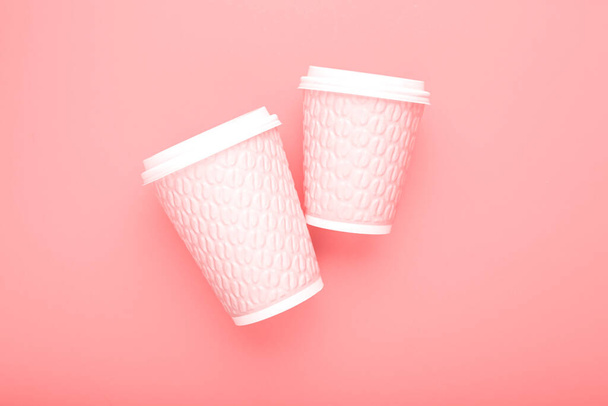 Par de copos de café de papelão rosa no fundo pastel
 - Foto, Imagem