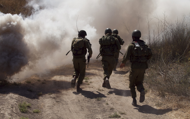 Солдат пробіг крізь густий дим
 - Фото, зображення
