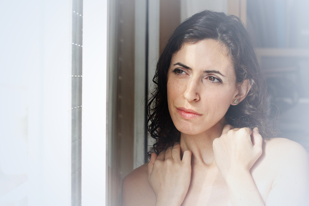 Muotokuva kaunis 35-vuotias nainen ikkunan lähellä
 - Valokuva, kuva