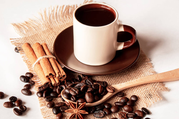 Турецкий кофе, кофейная фасоль по деревянной ложке, коричневый, анисовый.
 - Фото, изображение