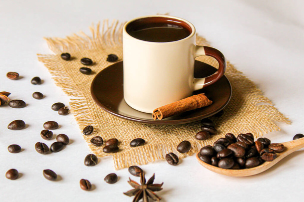 Туркунова кава, кавові зерна на дерев'яній ложці, коричневі, аніса.selectiv фокус - Фото, зображення