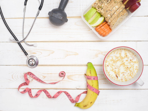 Диетическое питание для здорового питания на белом деревянном фоне
  - Фото, изображение