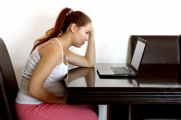 zmęczony młoda kobieta w ciąży pracy w domu - Zdjęcie, obraz