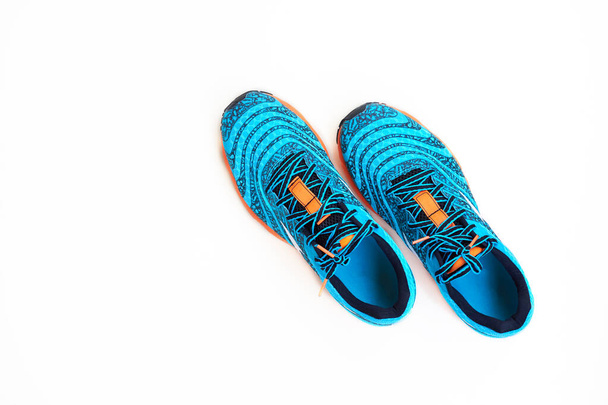 Konzeptlauf. Konzept Love Run. Blaue Laufschuhe für Männer auf weißem Hintergrund. Ansicht von oben - Foto, Bild