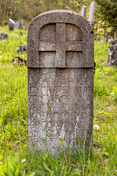 Ancien cimetière en Serbie
 - Photo, image